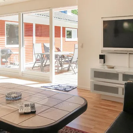 3 Bedroom Beautiful Home In Nexo Hébergement de vacances *